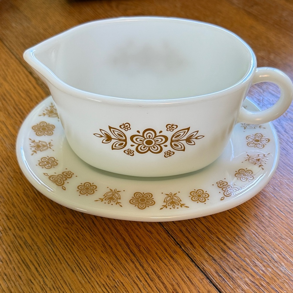 1970’s Pyrex Butterfly Gold Gravy Boat and Under plate - Picture 1 of 8